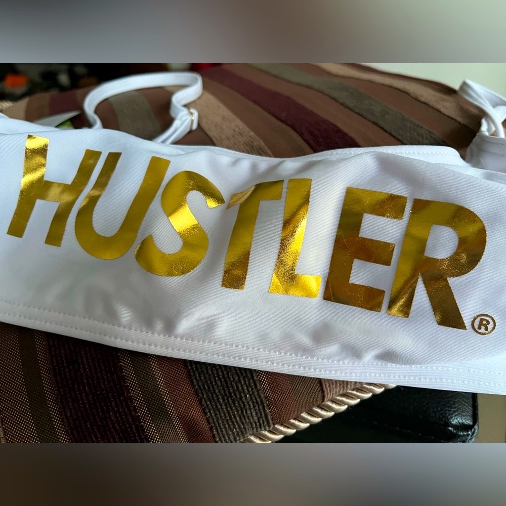 ⭐️ Hustler - White bikini top sz Small